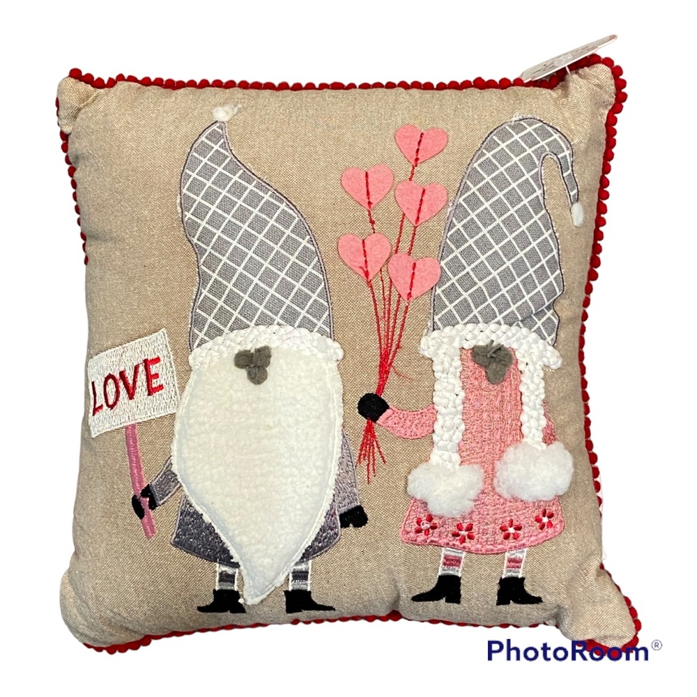 Hearts & Kisses Valentine’s gnomes decorative pillows set